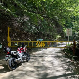 林道黒野田線で通行止めに遭うNC750X