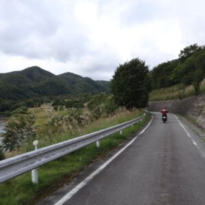 乙女湖沿いを走る