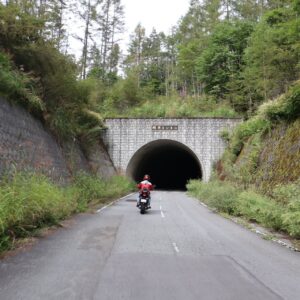 クリスタルライン柳平トンネルをくぐる