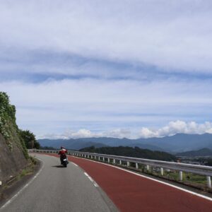 笛吹川フルーツ公園を目指し高台を走る