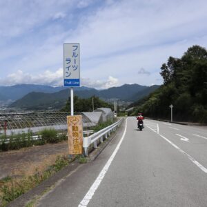 塩山付近のフルーツラインを走る