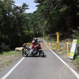 林道菱山深沢線の通行止めのゲートにて手押しでUターンするchizuo