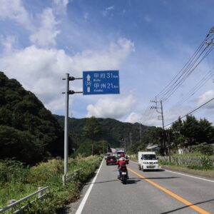 大月市付近の甲州街道を走る