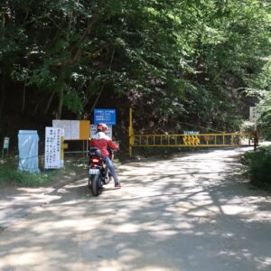 林道黒野田線で通行止めに遭うchizuo