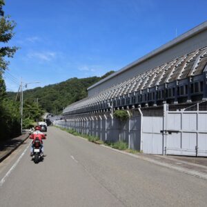 リニアモーターカー線路沿いを走る