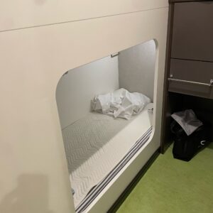 東京九州フェリー内の「ツーリストA」のカプセルホテルのベット的風景