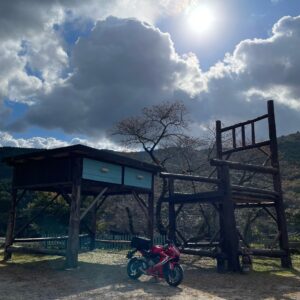 ユニークなスポット「大きな椅子・大きな机」with CBR650R