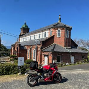 風情を感じる和洋折衷の外観の田平天主堂にてwith CBR650R