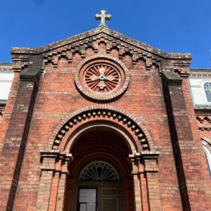 田平天主堂の外観を眺める