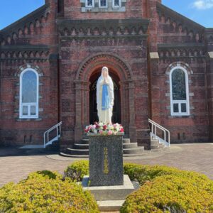 田平天主堂の外に立つマリア様