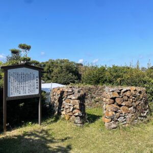 田平天主堂の外にある貝殻焼き場にて