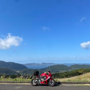 川内峠手前の眺望が開けたポイントにてwith CBR650R