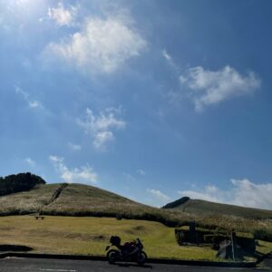 川内峠手前の緑一面のポイントにてwith CBR650R