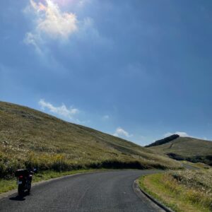 川内峠手前の緑一面のポイントにてwith CBR650R