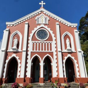 カトリック宝亀教会を正面から眺める