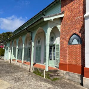 カトリック宝亀教会の横側を眺める