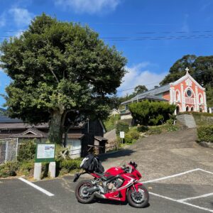 カトリック宝亀教会をパーキングから眺めるwith CBR650R
