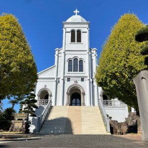 カトリック紐差教会を正面から眺める