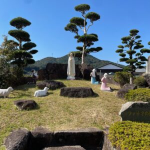 カトリック紐差教会の庭に佇むマリア様