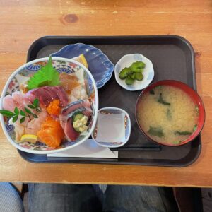 生月島の食事処「ひといき」で食した海鮮丼