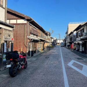 昔ながらの街並みが残る平戸市街にてwith CBR650R