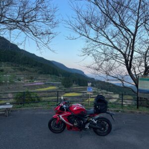 R498沿いの岳の棚田にてwith CBR650R