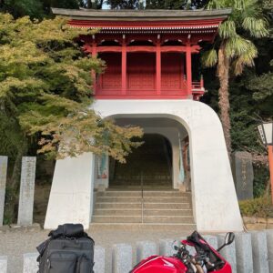伊萬里神社の赤い山門にて