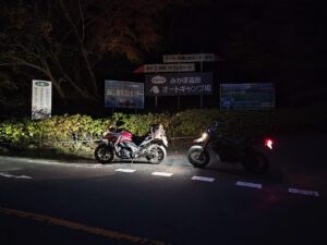 御荷鉾スーパー林道の東の起点、R462沿いのみかぼ高原キャンプ場の看板にてwith NC750X & dトラ