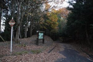 御荷鉾スーパー林道から続く林道愛宕山線を走る