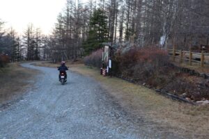 御荷鉾スーパー林道のみかぼ森林公園エリアのフラットダートを走る