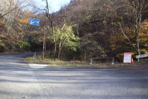 御荷鉾スーパー林道の塩之沢峠手前の右折ポイントにて
