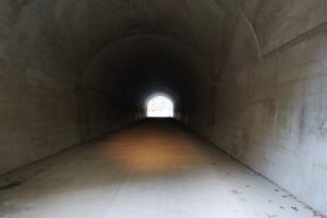 御荷鉾スーパー林道の湯ノ沢トンネル上部のトンネルにて