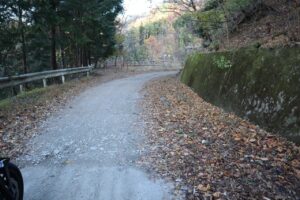 御荷鉾スーパー林道のダート区間のスタート