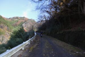 西側の御荷鉾スーパー林道の起点にて