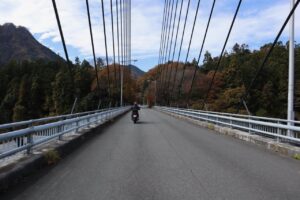 西秩父桃湖に架かる合角漣大橋にて