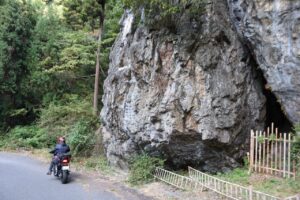 奥武蔵グリーンライン/林道権現堂線の天文岩にて