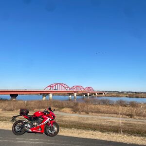利根川に架かる神崎大橋にてwith CBR650R