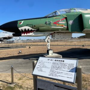 茨城空港公園に展示されている古い戦闘機RF-4EJ先述偵察機にて