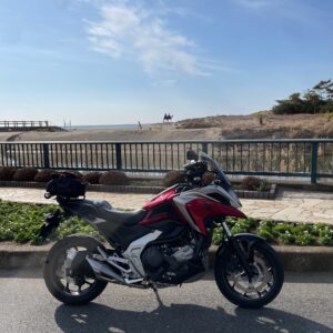 月の沙漠通りにて記念像を遠目に眺めるwith NC750X
