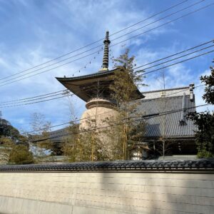 誕生寺の本師殿宝塔にて