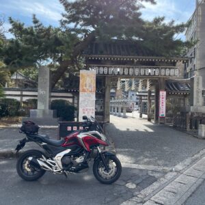 誕生寺の総門にてwith NC750X