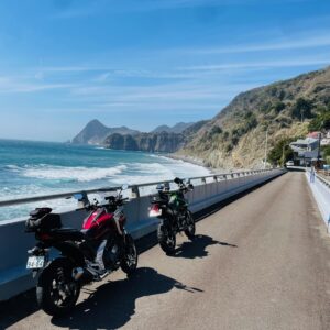 落居海岸に架かる橋にてwith NC750X & Dトラ