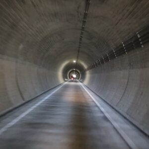 落居海岸手前の丸山トンネルをくぐる