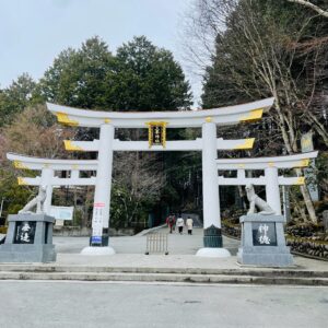 白亜の三峰神社三ツ鳥居にて